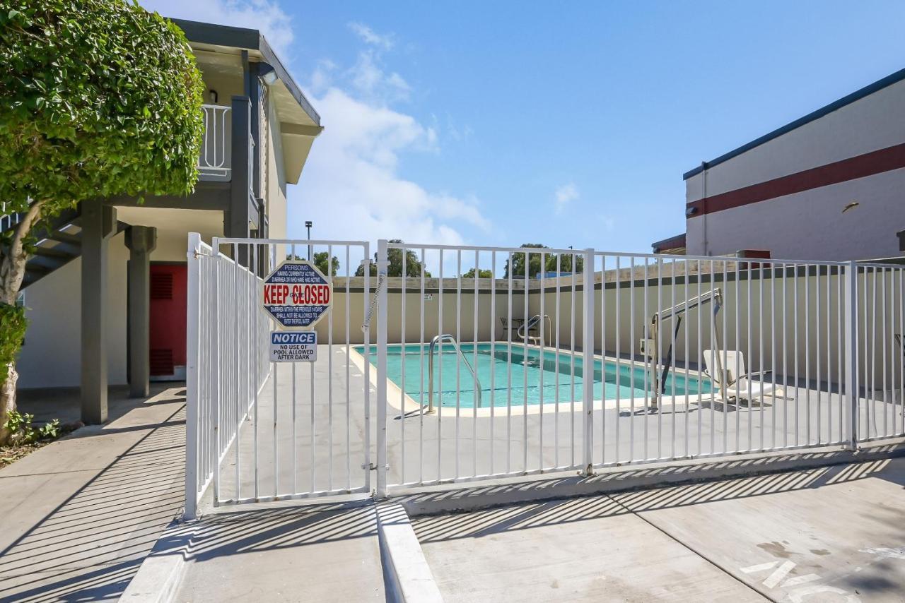 Lodge Econo Near I-5 *
