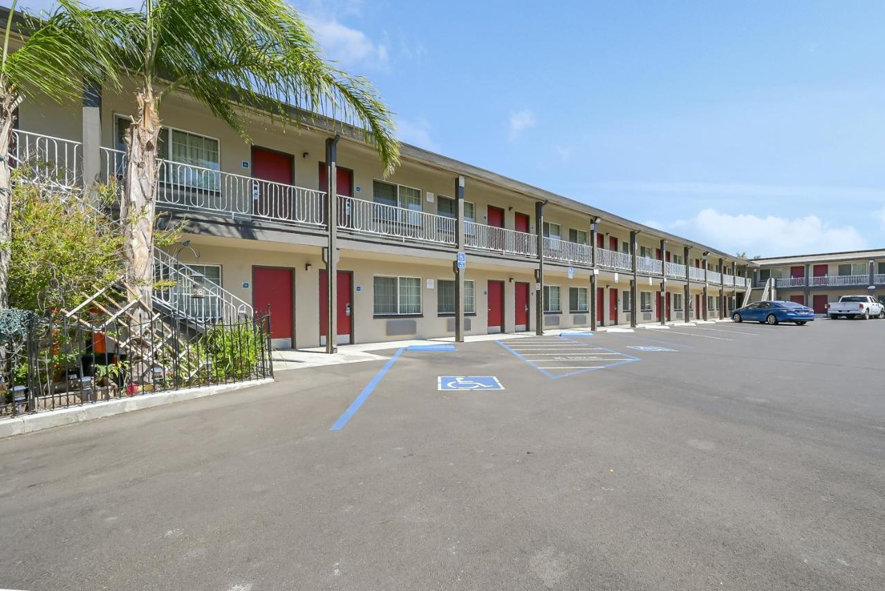 Lodge Econo Near I-5 *