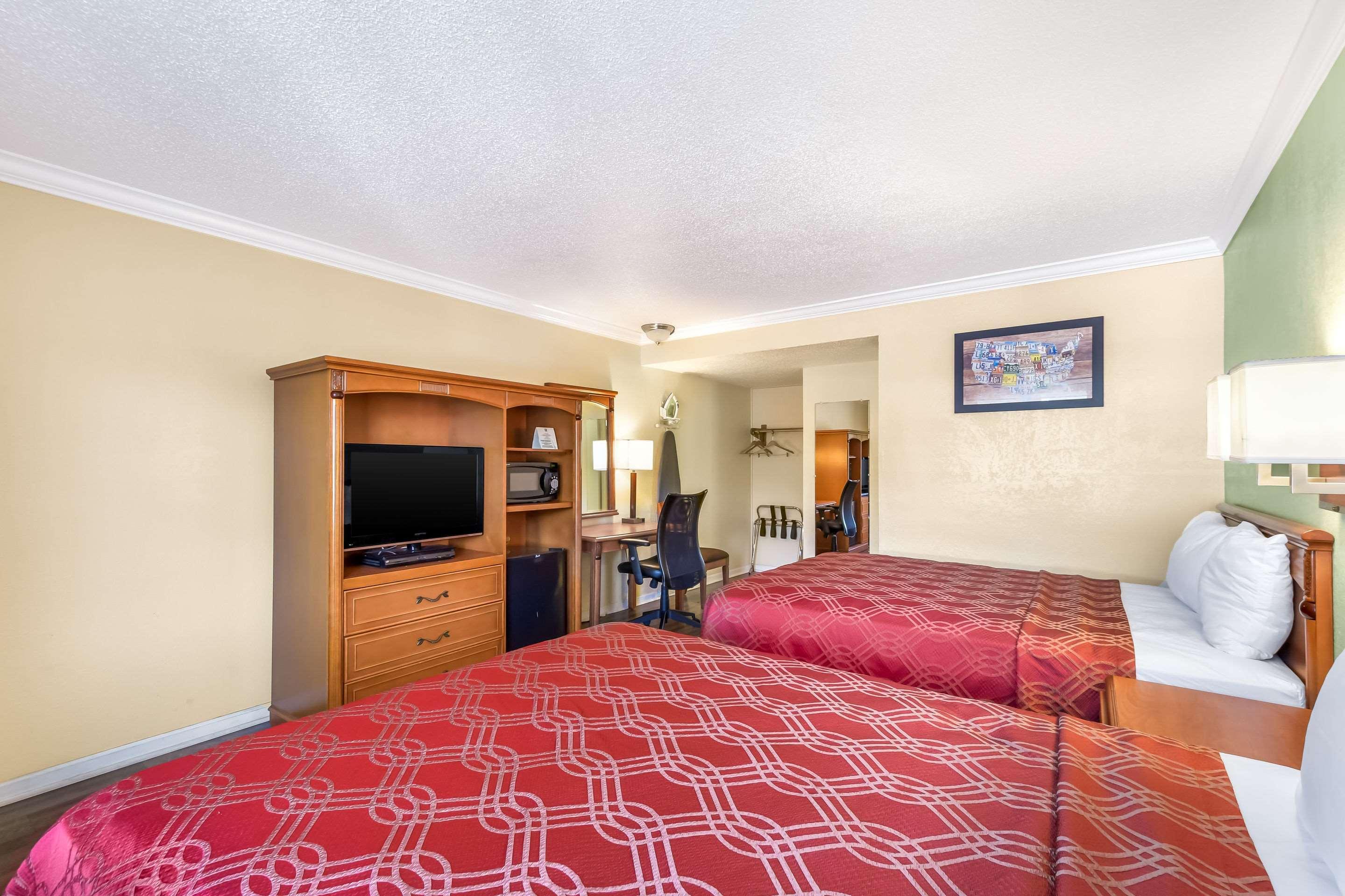 Lodge Econo Near I-5 *