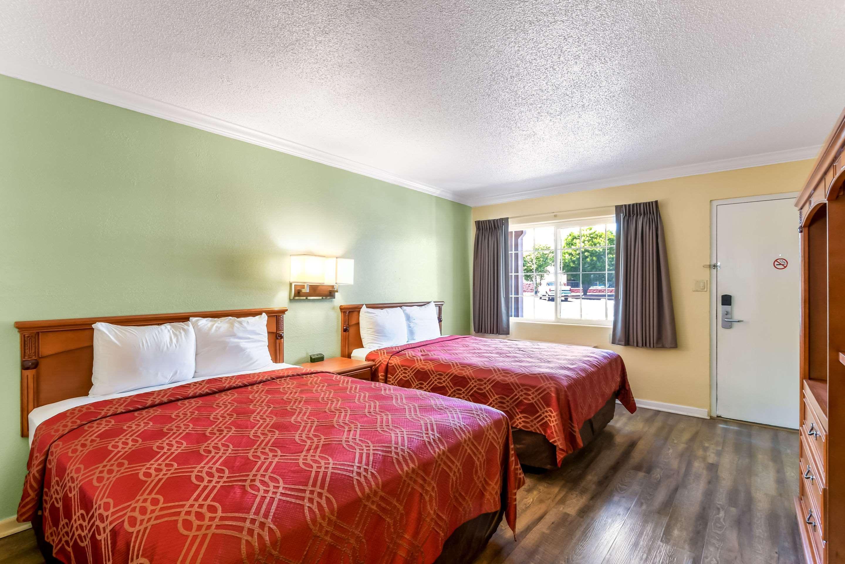 Lodge Econo Near I-5 Woodland