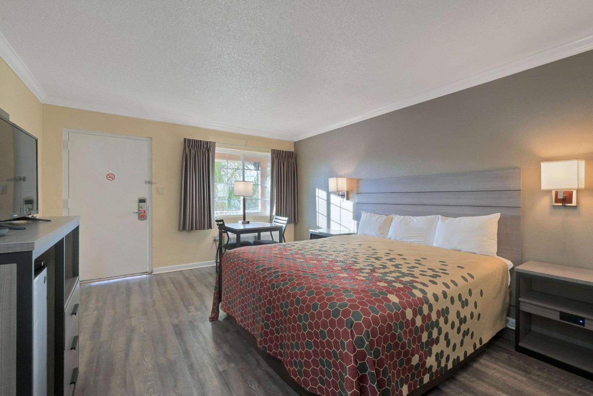 Lodge Econo Near I-5